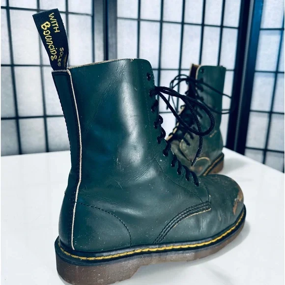 Wow ? Vintage 1980s CLASSIC Rare Green Doc Martens 10-eye  display picture 3